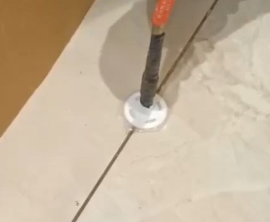 广西瓷砖空鼓维修公司专业解答瓷砖在铺贴过程中，如果没有涂抹均匀到位的粘结材料（如水泥砂浆或瓷砖胶），可能会导致以下问题