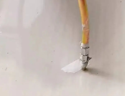 广西瓷砖空鼓维修公司专业解答在瓷砖铺贴过程中，如果使用的砂料过粗（如全部使用了粗砂），可能会导致以下问题