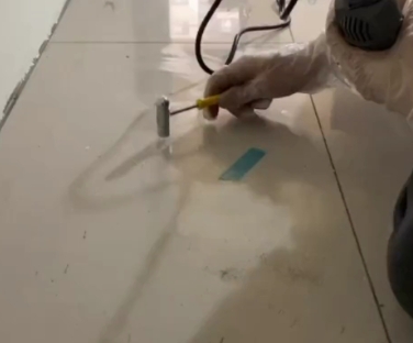 广西瓷砖开裂维修公司专业分享瓷砖在铺贴前如果没有沥干水分，将会导致以下问题